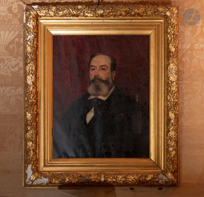 un tableau représentant un homme barbu dans un cadre en or