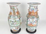 paire de vases chinois sur socle, sur fond blanc, avec un fond blanc