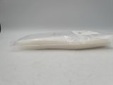 un sac en plastique contenant un morceau de nourriture