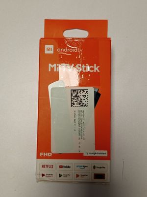 un colis orange et blanc sur lequel est apposé un code QR