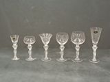 six verres à vin alignés sur une table