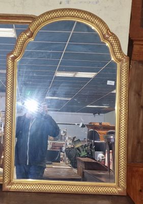 un homme se prenant en photo dans un miroir