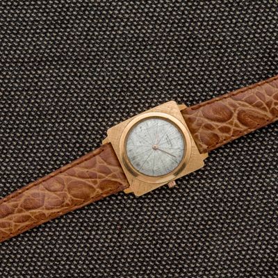 une image d'un gros plan d'une montre-bracelet sur une surface noire