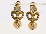 une image d'une paire de boucles d'oreilles en or et diamants