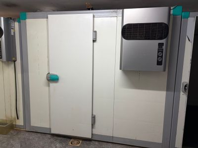 une photo d'une grande pièce avec plusieurs portes
