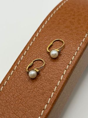 the pearl hoop earrings are gold plated and have a white pearl on each ear