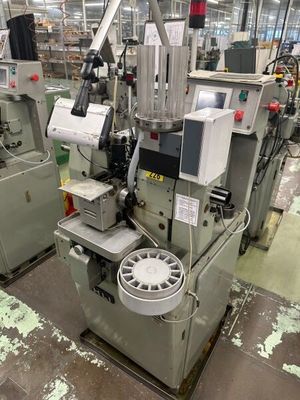 une machine qui se trouve au milieu d'une usine