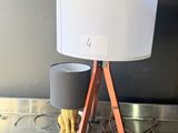 une lampe posée sur une table