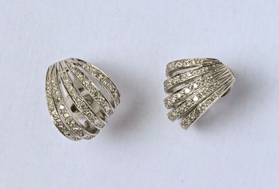 Paire de boutons d'oreilles en or gris 18K (750/oo), de form…