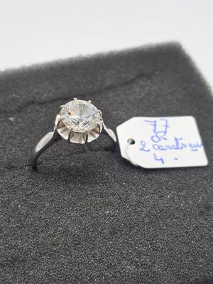 une photo d'une bague en diamant à laquelle est accrochée une étiquette de prix