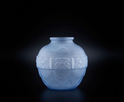 un vase bleu posé sur une surface noire
