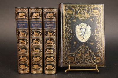 trois livres sont posés l'un à côté de l'autre sur une table