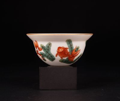 un bol blanc orné de motifs verts et orange
