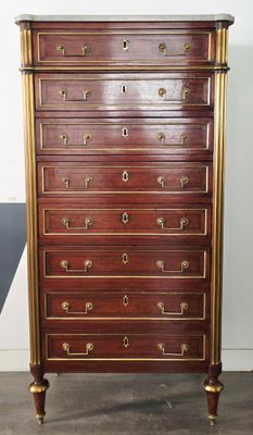 une grande commode ornée de ferrures en laiton