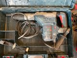 une boîte à outils contenant des outils, posée sur le sol