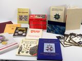 de nombreux livres et broches posés sur une table blanche
