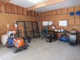 un garage contenant de nombreux outils et équipements