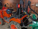 un petit tracteur garé dans un garage