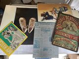 une table sur laquelle sont posées plusieurs vieilles affiches