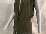une photo d'un mannequin portant une robe verte et des collants blancs