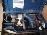 une boîte à outils bleue avec des outils sur une table