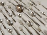 beaucoup de cuillères et de fourchettes en argent sur la table