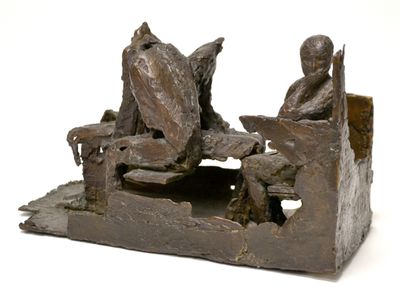 une sculpture en bronze représentant deux personnes assises sur un banc