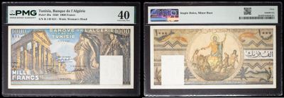 Trois types de monnaies différents sont exposés dans une vitrine