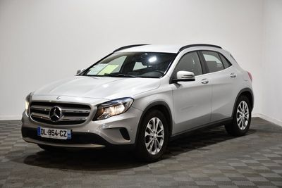 le suv mercedes gla est garé sur un sol en damier