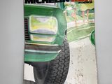 un gros plan sur un magazine sur lequel figure une voiture verte