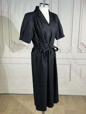 AGNES B - Robe mi-longue en lainage noir, col châle sur enco…