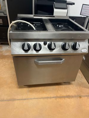une cuisinière en acier inoxydable équipée de quatre feux