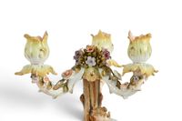 BOUGEOIR à trois lumières en porcelaine à décor d'une femme … (photo 4)