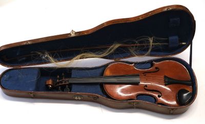 un violon dans un étui sur une surface blanche
