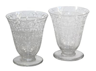 deux vases en verre posés l'un à côté de l'autre sur une surface blanche