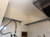 une photo d'une salle de bains avec un lavabo et une pomme de douche
