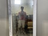 un homme se prenant en photo dans un miroir