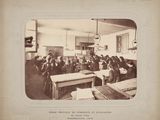 une photo en noir et blanc d'une salle de classe bondée