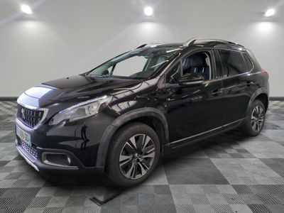 le 4x4 noir est garé sur un sol en damier dans le garage