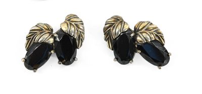 deux paires de boucles d'oreilles noires et dorées posées sur un fond blanc
