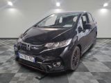 La Honda Fit est garée dans le garage dont le sol est à damier.