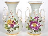 une paire de vases décorés de fleurs, placés côte à côte