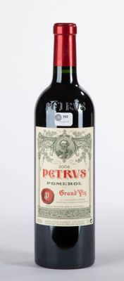 une bouteille de vin rouge posée sur une table