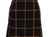 une jupe à carreaux noirs et orange sur un mannequin, un mannequin, un mannequin, un mannequin, un mannequin, un mannequin, un mannequin, un mannequin