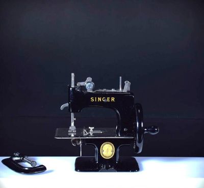 JOUET Machine à coudre "J'habille ma poupée avec Si… - Photo 1