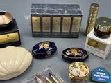 many items that are sitting on a table together