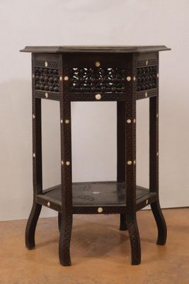 l'image d'une table en bois surmontée d'une étagère