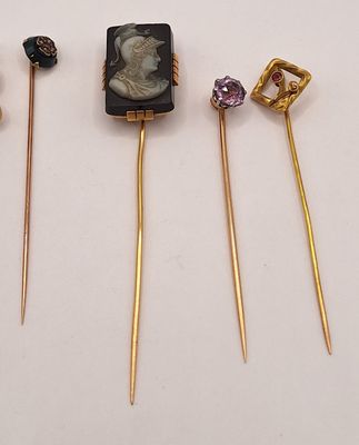 trois épingles à cheveux plaquées or ornées d'une image représentant une femme et un homme