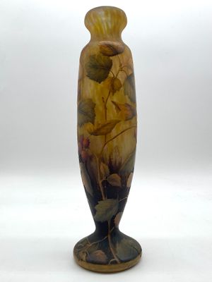 un vase avec un tableau posé sur une table