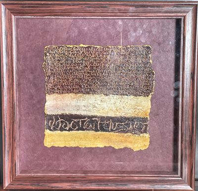 une peinture représentant un morceau de papier sur lequel figurent des inscriptions
